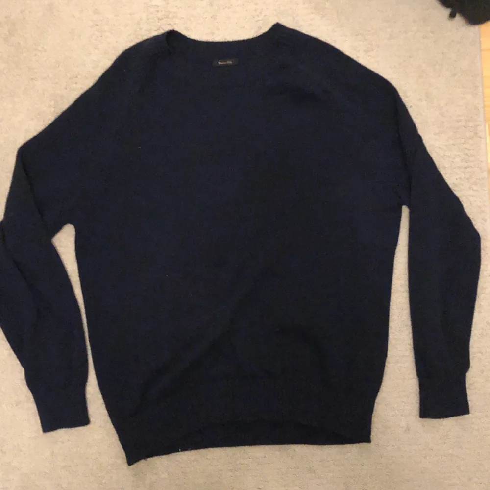 Marinblå sweatshirt från Massimo dutti i schysst skick. Fet tröja med både skjorta och utan. . Tröjor & Koftor.