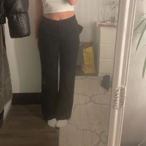 Midwaisted kostymbyxa - Sälja dessa as snygga och as sköna kostymbyxor från madlady. Har använt dom 2 gånger för fickorna är inte riktigt min stil. Kom privat för frågor 💕