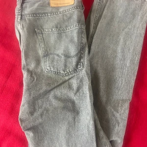 Grå Jack and Jones jeans - Säljer nu mina gråa Jack and Jones jeans för 100kr. Köpta för 600kr på Jack and jones Skicket är 8,5/10  W30 L34 Loose/Chris