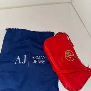 Röd vintage armani väska (lite sliten) 