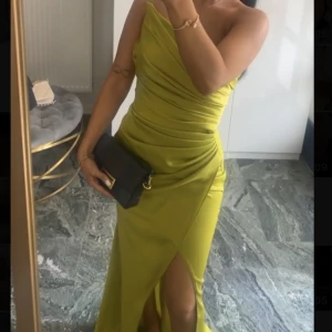 Satin klänning - Säljer denna satin klänning i grön färg. Storlek 32. Finns även i orange  Köpt för 2 200kr säljes 800kr