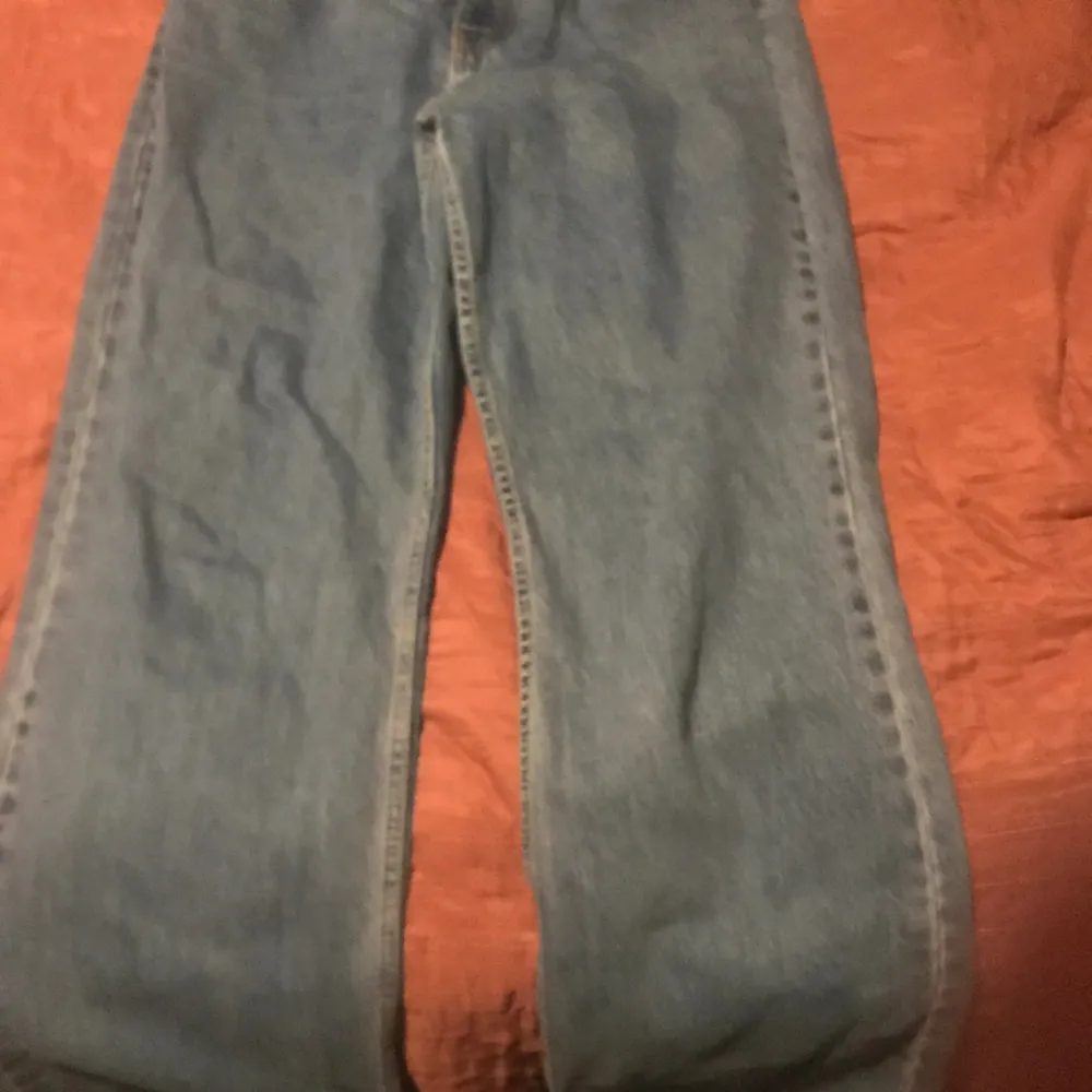 Hej, Jag säljer ett par jätte fina blåa byxor som är från only,de är helt oanvända. Om ni har frågor eller funderingar kom privat.☺️. Jeans & Byxor.