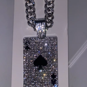 Kedja - Säljer min kedja som är helt ny det är inte riktiga diamanter men det är rostfritt stål (pris kan diskuteras vid snabb affär)