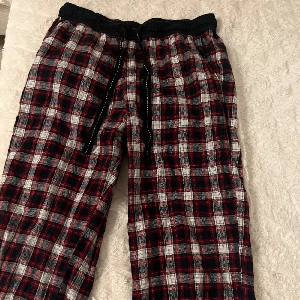 Snygga pyjamasbyxor från Kappahl i storlek s💞Fint skick, säljer eftersom de blivit för små för mig!. Jeans & Byxor.