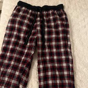 Snygga pyjamasbyxor från Kappahl i storlek s💞Fint skick, säljer eftersom de blivit för små för mig!