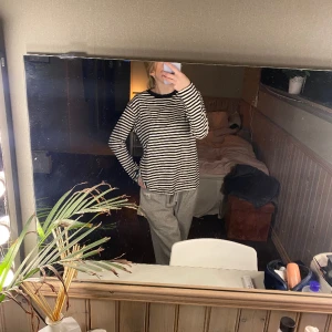 Tröja - Svart & vit randig tröja från hm, storlek m, skulle säga nyskick