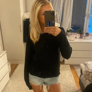 Svart tjocktröja - Säljer denna as snygga tröjan i nyskick🫶 