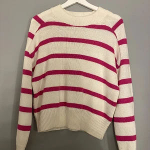 Stickad tröja  - Säljer denna snygga tröjan då jag inte fått någon användning för den, endast använd en gång! lite små hål på ett ställe då jag försökte få bort den hårda kanten på slutet. 