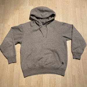Jack & Jones Hoodie - Säljer en riktigt snygg och bekväm hoodie. Inga hål eller skador, skick 10/10. Fraktas inom 48h📦📩 Kolla gärna in mina andra annonser med🤩