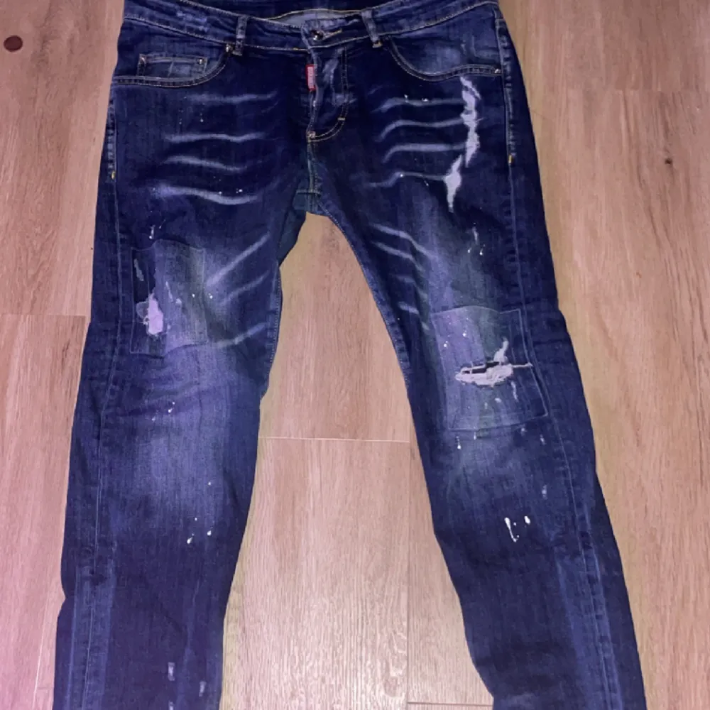 Säljer mina dsquared jeans då ja ite använder längre kanske använda 10 gånger ish dom är självklart även äkta. jag är runt 170 och dom sitter perfekt (PRIS KAN SÄNKAS). Jeans & Byxor.