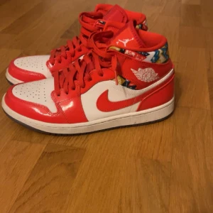 Jordans mid barcelona - 9/10 använda 1 gång Ny pris runt 1800 Mitt pris 900kr