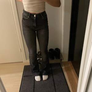 Bootcut jeans från Zara i storlek 34. Jag är 158cm som referens. Bra skick.