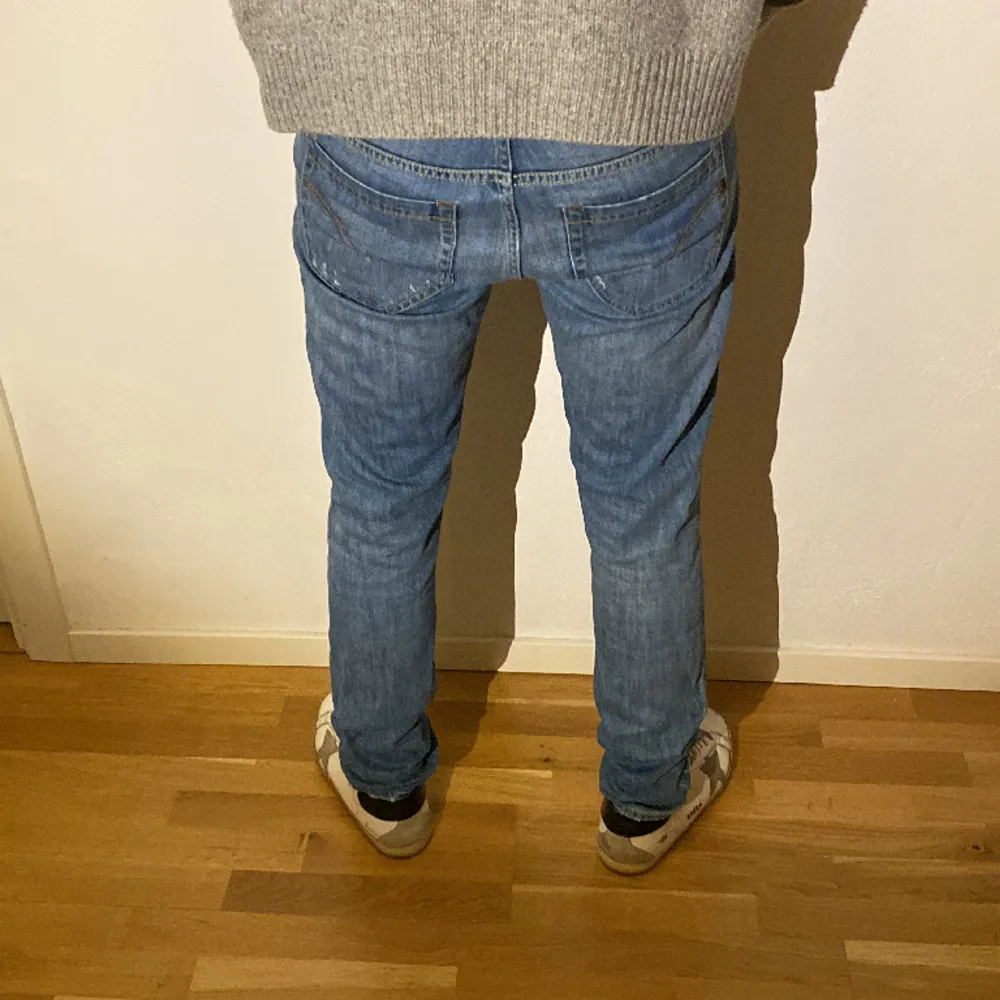 Dondup jeans i modellen George, Storlek 33. Nypris: 3599kr - Vårt pris 999kr. Modellen är 186 cm och väger 79 kg. Hör av er vid frågor!/SS. Jeans & Byxor.