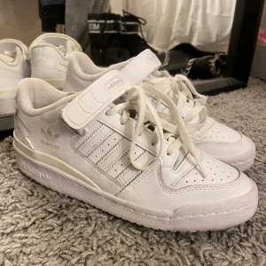 Adidas forum low white - Säljer nu mina fina adidas skor som är i fint skick. Använda fåtal gånger och köptes för 1349kr💕 Bara att kontakta mig vid frågor eller fler bilder!