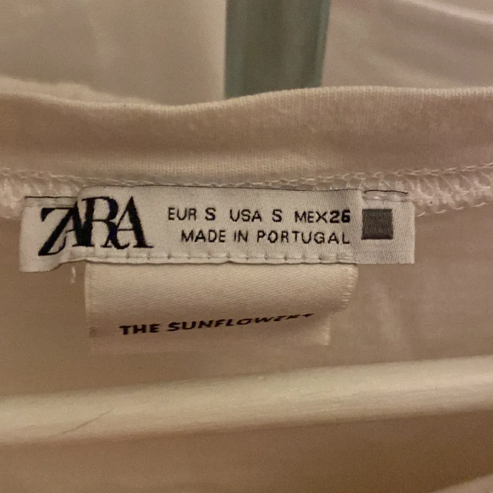 Bra skick, snygg tröja från zara, säljer pågrund av att den inte riktigt är min stil längre💕. T-shirts.
