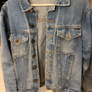 Jeansjacka  - Helt vanlig jeansjacka, står ingen storlek men skulle uppskatta ca M eller S (lite oversize). 💙 