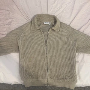 Zip tröja - En zip tröja i toppskick med riktigt mjukt och bekvämt matrial - storlek M 