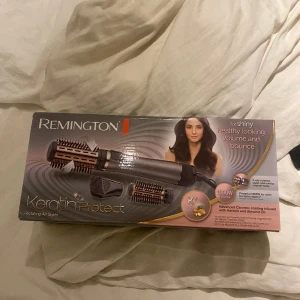 Värmeluftsborste - En värmeluftsborste i ny skick, aldrig använd men kunde inge skicka tillbaka då hag hade öppnat den. Den har 3 olika storlekar på tillbehören. Man kan blåsa i olika lägen och med bpde varm och kall luft. Priset går att diskuteras