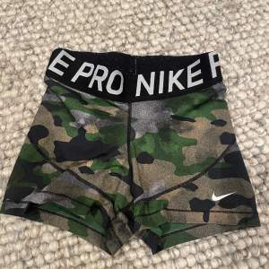 Militär  NIKE PRO shorts i storlek XS/S. Väldigt bra skick och snygga💗💗Skriv privat för fler frågor. Kan komma överens om pris 