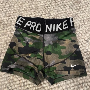 Nike pro tränings shorts  - Militär  NIKE PRO shorts i storlek XS/S. Väldigt bra skick och snygga💗💗Skriv privat för fler frågor. Kan komma överens om pris 