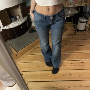 Lågmidjade Utsvängda Jeans - Jättesnygga low waisted flare jeans som inte kommer till användning då dem är lite för stora💕innerbensmått typ 80 cm💕💕