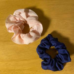 Marinblå och rosa scrunchie, den rosa är använd en gång och den blå aldrig. 1 för 20kr eller båda för 30kr