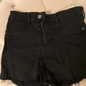 Jeansshorts - Superfina jeansshort. slitningar på fickorna. Säljer för att dom är försmå💓