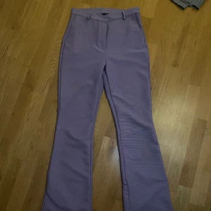 Kostymbyxor  - Ett par lila kostymbyxor, använda fåtal gånger.