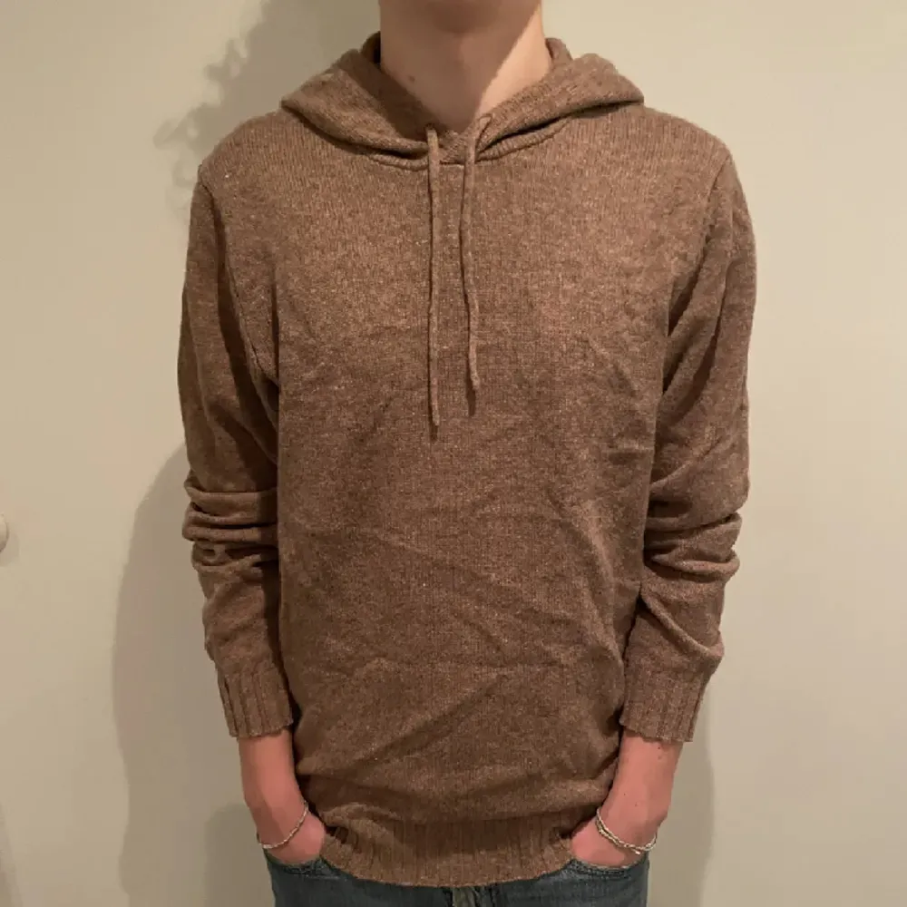 Säljer denna stickade hoodie som är i ett 9/10 skick och har knappt används. Nypris ligger på 1200 men pris kan diskuteras!. Hoodies.
