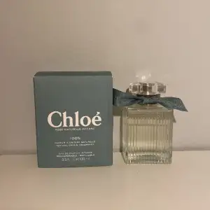 Här är en helt oanvänd chloéparfym, 100ml. Med doftnoter av citron, svarta vinbär, rose, neroli, mimosa och cederträ. Denna säljs för lite billigare än originalpris. Orginalpris hade varit 1700kr