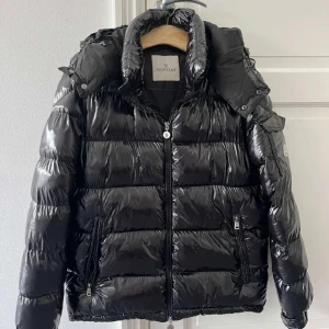 Moncler maya jacka - Säljer nu min moncler maya jacka då den inte används längre. Skick 10/10. Kan gå ner i pris vid snabb affär