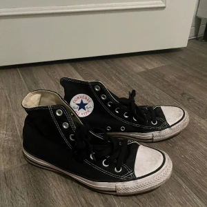 Converse - Svarta nästan helt oanvända Converse. Har dock bara svarta snören😊