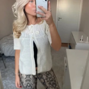 Stickad kofta - Superfin stickad kofta med blomdetaljer 🌸