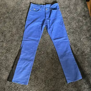 Random jeans jag gjorde till bootcut hemma. Om du vill sticka ut bär dessa!