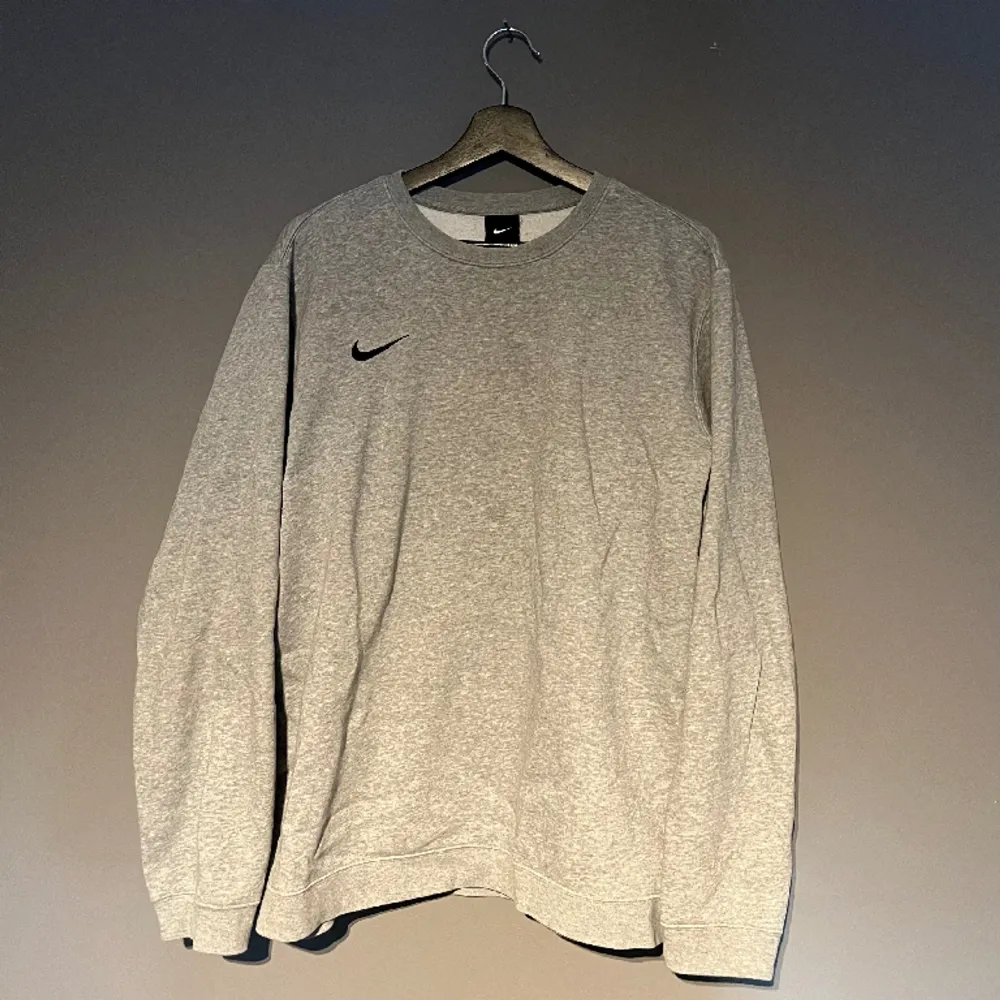 Clean vintage Nike crewneck. Storlek Xl men skulle mer säga en baggy Medium/Large. . Hoodies.