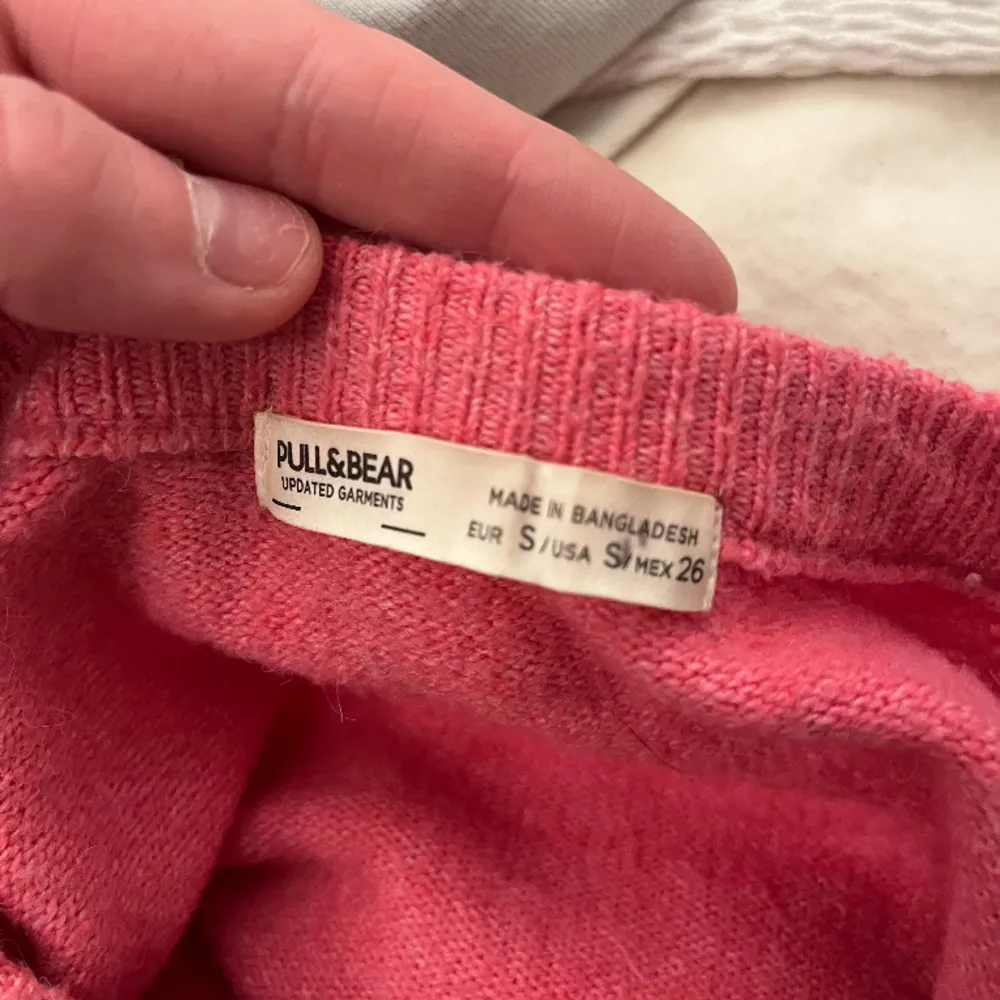 Hej! Jag säljer min rosa stickade tröja från Pull&bear eftersom att jag inte använder den längre, den är i gott skick. Den har stolek S och jag är 174 cm lång. Säljer den för 100 kr och köpare står för frakt(100+frakt) Skriv privat för fler bilder!❤️. Stickat.