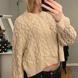 Stickad tröja - Heeej! Jag säljer min stickade tröja från pull&bear eftersom att den inte används längre. Den är i gott skick och har stolek M och jag är 174 cm lång. Säljer den för 75 kr och köpare står för frakt(75+frakt). Skriv privat för fler bilder!❤️