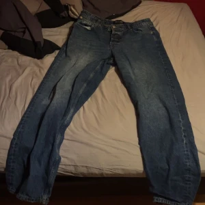 Only & sons jeans  - Är i bra skick och är nyköpta!  Är lite för baggy för min smak och av den anledningen säljer jag dem Köpta för 250 kr