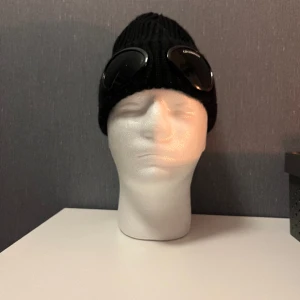 Cp company mössa  - One size Knappt använd Köpt på Nk