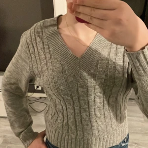Grå stickad tröja - Bra skick, oskadad, mjuk och bekväm 