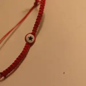 Röd armband med stjärna 