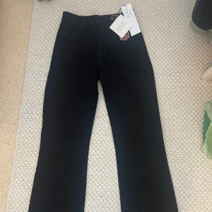 Jeans - Fina svarta jeans med prislapp på! Paljetter vid fickorna fram och bak. Pris kan diskuteras. Bra längd på mig som är 174cm. Skriv privat om mer bilder🌸