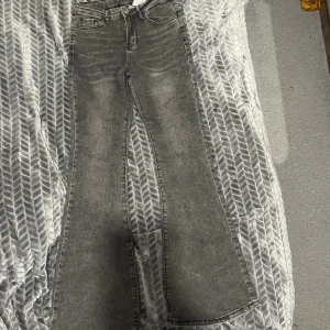 Samma jeans som i föra bilden, säljer den på grund av att den är för lång för mig - Passar dig som har storlek Xs och S