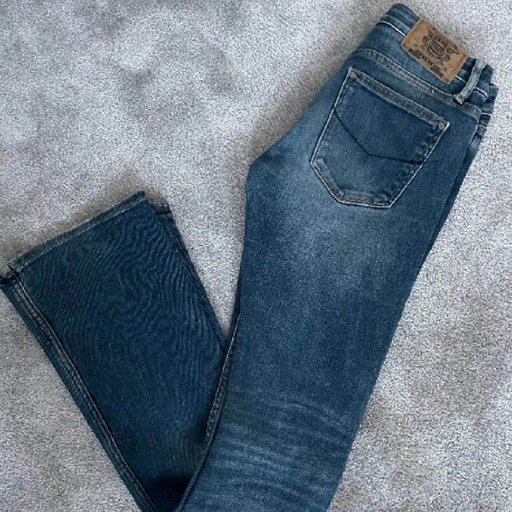 Lånad första bild! Samma som första bilden ba lite mer washed i färgen typ. Såå snygga jeans verkligen, köpta på Plick men säljer då de va lite för små i mig. Passar någon 165-170 Elr lite längre typ. Superfint skick och så fin färg . Jeans & Byxor.