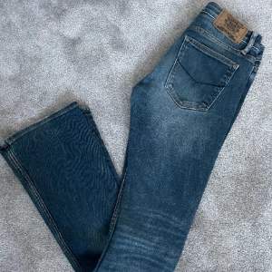 Lånad första bild! Samma som första bilden ba lite mer washed i färgen typ. Såå snygga jeans verkligen, köpta på Plick men säljer då de va lite för små i mig. Passar någon 165-170 Elr lite längre typ. Superfint skick och så fin färg 