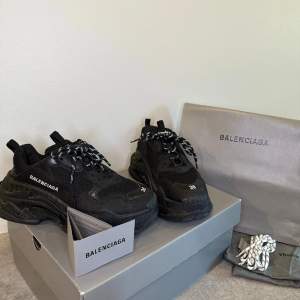 Ascoola balenciaga skor inköpta New York 2019 från Balenciaga butik, storlek 38 men passar mig 39 perfekt. Sparsamt använda, men matchar med typ allt. Kommer med kartong, dustbag och extra skosnören