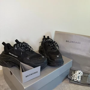 Balenciaga Triple S black - Ascoola balenciaga skor inköpta New York 2019 från Balenciaga butik, storlek 38 men passar mig 39 perfekt. Sparsamt använda, men matchar med typ allt. Kommer med kartong, dustbag och extra skosnören
