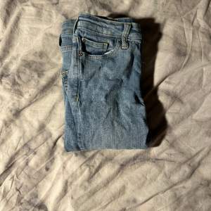 Superfina jeans. Dem var mina favoriter förr men kan tyvärr inte ha dem länge därför jag säljer dem. High waist.