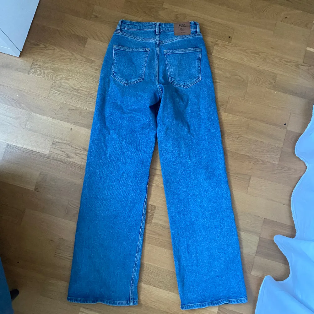 säljer dessa blå jeans från only, de är högmidjade och vida i modellen💓 pris kan diskuteras!!. Jeans & Byxor.