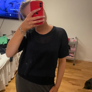 Stickad t shirt - As snygg stickad marinblå t shirt! Skit snygg med ett linne under! 